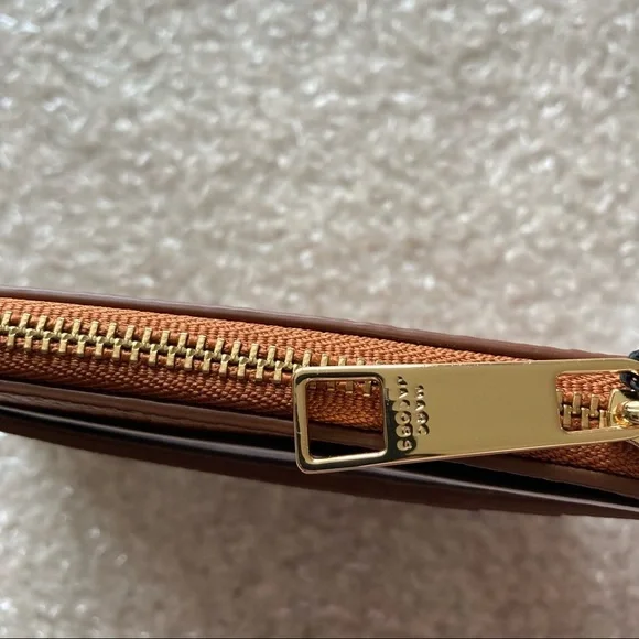 Marc Jacobs Leather Zip Top Wallet in Smoked Almond Size 3.5” L x 5” W x .5” D - Picture 13 of 13